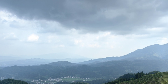远观紫鹊界梯田